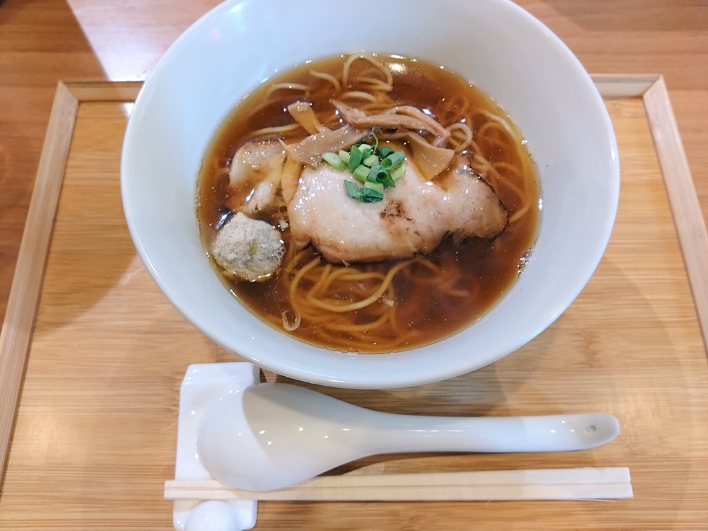 今日の不運は、ここに辿り着くための物だったのだな。

台湾まぜそばと迷いつつ、子供と一緒だと汁のあるラーメンは食べにくいので今日は煮干しらーめんに。

はぁ……美味かった。