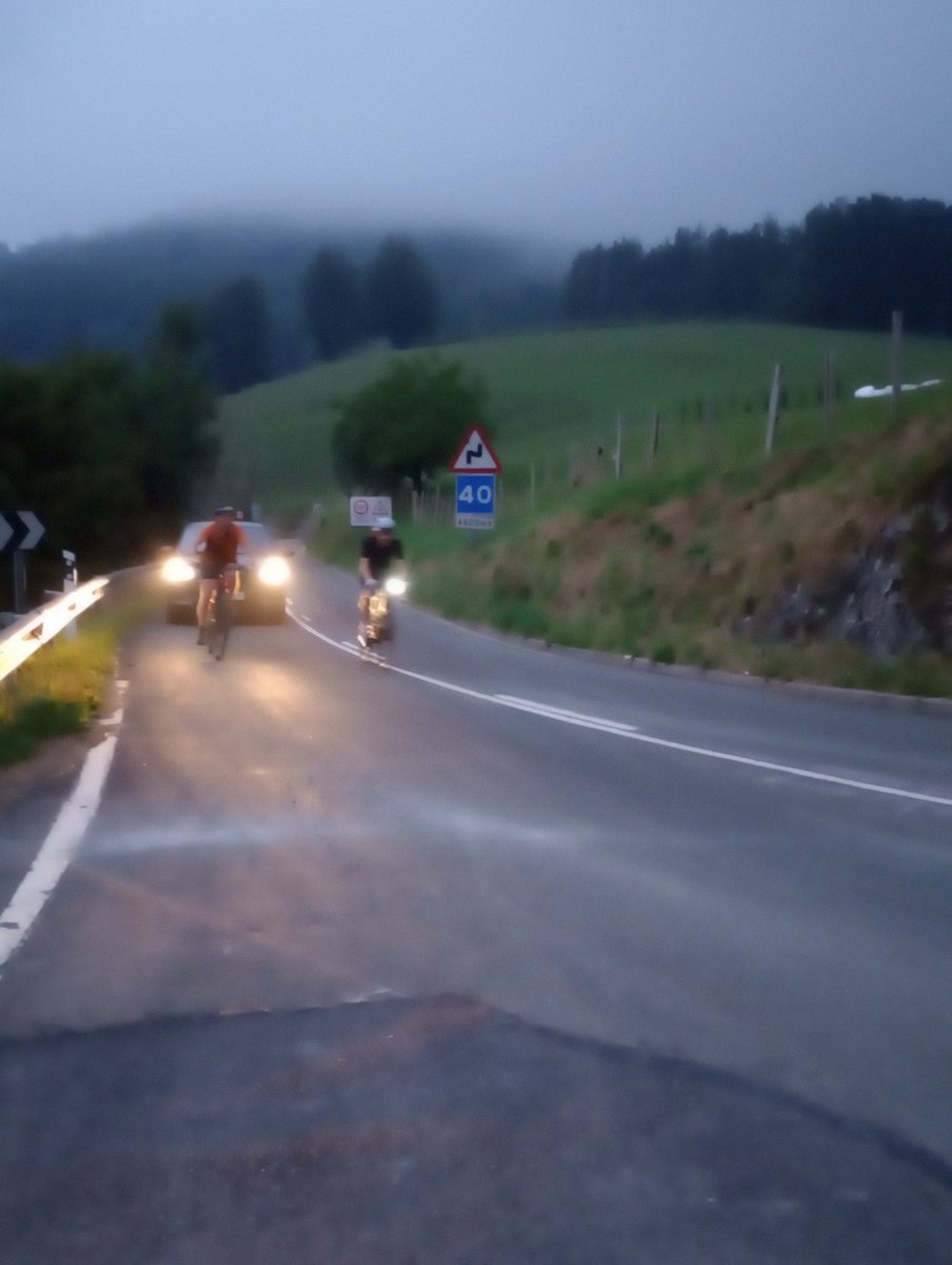 Argitu du eguna Mandubin. Oilarra kukurrukuka eta txoriak txorrotxioka.
3. itzulia ere osatuta, aurreikusitako denboretan eta bidelagunak ondoan. Aupa <a href="/ibaiuribe/">ibaiuribe</a>