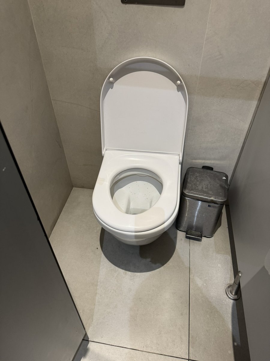 ggvenegas's tweet photo. @aena esto es el estado de la sala VIP del aeropuerto de Málaga a las 6am. Sucia, los baños extremadamente  sucios , falta de mantenimiento , … en fin , alguien debería de tomar nota porque es inadmisible . https://t.co/axjnyZG92r