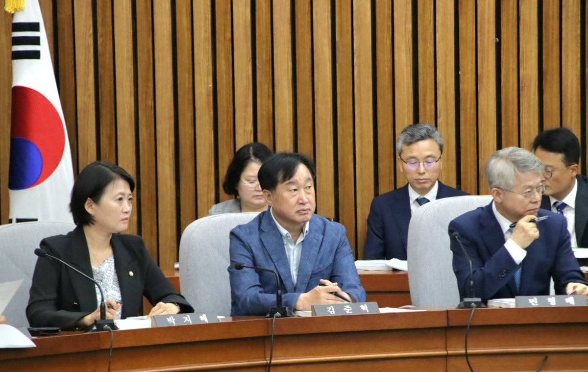 kimjunhyuk1789's tweet image. [헌법재판소장 인사청문특별위원회 위원 선임]

참으로 바쁜 나날을 보내고 있습니다. 국회 교육위원회와 운영위원회에 이어, 김상환 헌법재판소장 임용동의에 관한 인사청문특별위원회 위원으로 선임됐습니다.

facebook.com/share/19FJYQXb…

#수원정 #김준혁 #매탄 #원천 #영통 #광교 #헌재