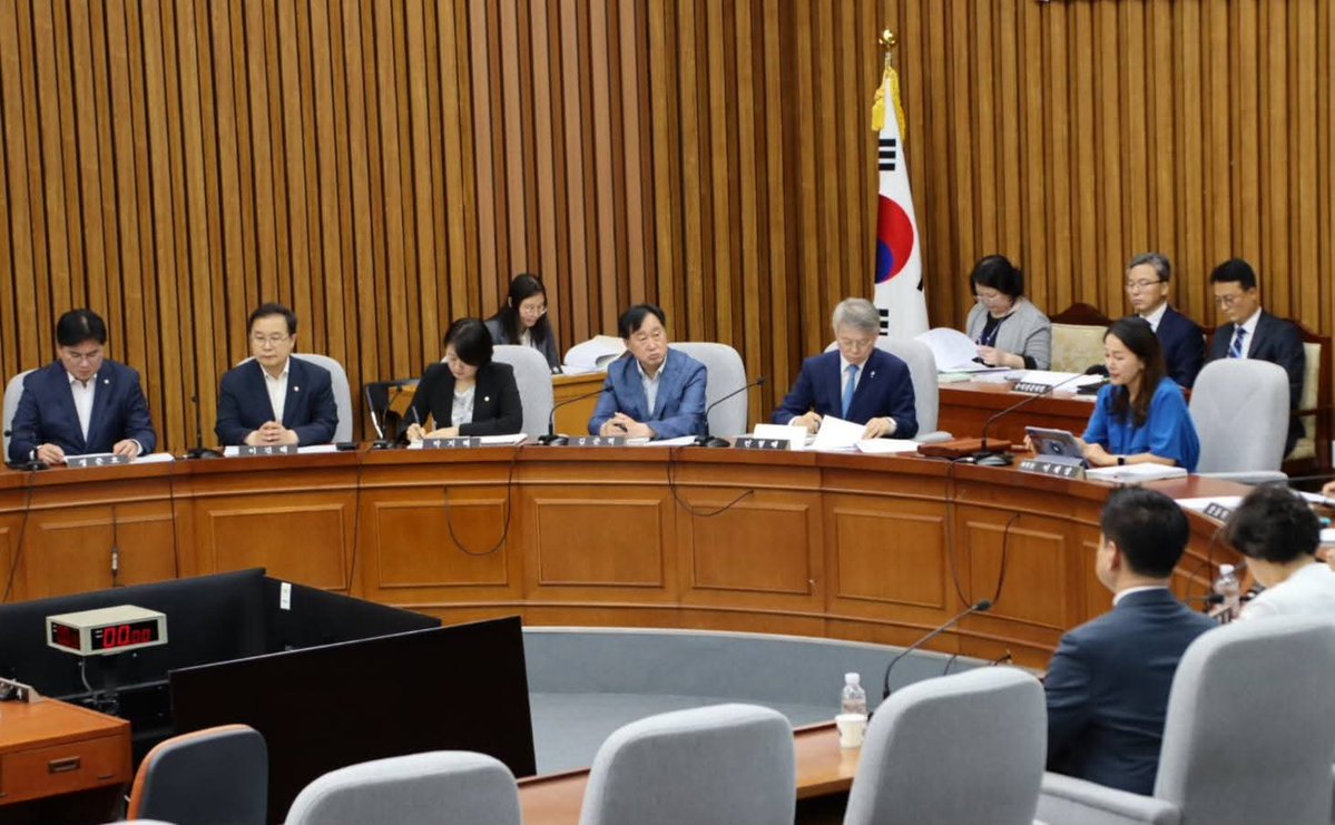 kimjunhyuk1789's tweet image. [헌법재판소장 인사청문특별위원회 위원 선임]

참으로 바쁜 나날을 보내고 있습니다. 국회 교육위원회와 운영위원회에 이어, 김상환 헌법재판소장 임용동의에 관한 인사청문특별위원회 위원으로 선임됐습니다.

facebook.com/share/19FJYQXb…

#수원정 #김준혁 #매탄 #원천 #영통 #광교 #헌재