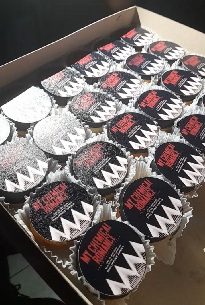 PULPMagazinePH's tweet photo. ICYMI: From roaring tributes to emotional moments, MCRmy Philippines – Mabuhay: The Black Parade Tour Experience North Leg was one for the books!

With powerful performances from Pencils for Armor, Deserted Hope, Hayce Atienza, and Createurs—serving both originals and The Black Parade covers—to a surprise proposal from longtime MCRmy couple Roy and Kath, it was a full-blown celebration of love, music, and community.

#PULPMagazine #MabuhayTBPNorth #MCRmyPH #theblackparade