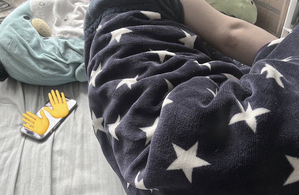 家帰ってきたらYouTube見ながら寝落ちしとんやけど…どんだけばぶなん😫

携帯に背中向けて寝てんのおもろいな.

根性焼きされてるサムくんを添えて