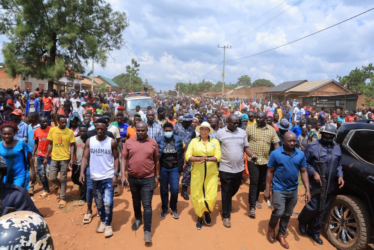 AnitahAmong's tweet image. After engaging with farming and fishing communities in Buyende District, i directed the local government to immediately start grading the Bugaya–Gwase Road, among other roads,  to ease transport of agricultural produce and improve access to markets and essential services.

I…