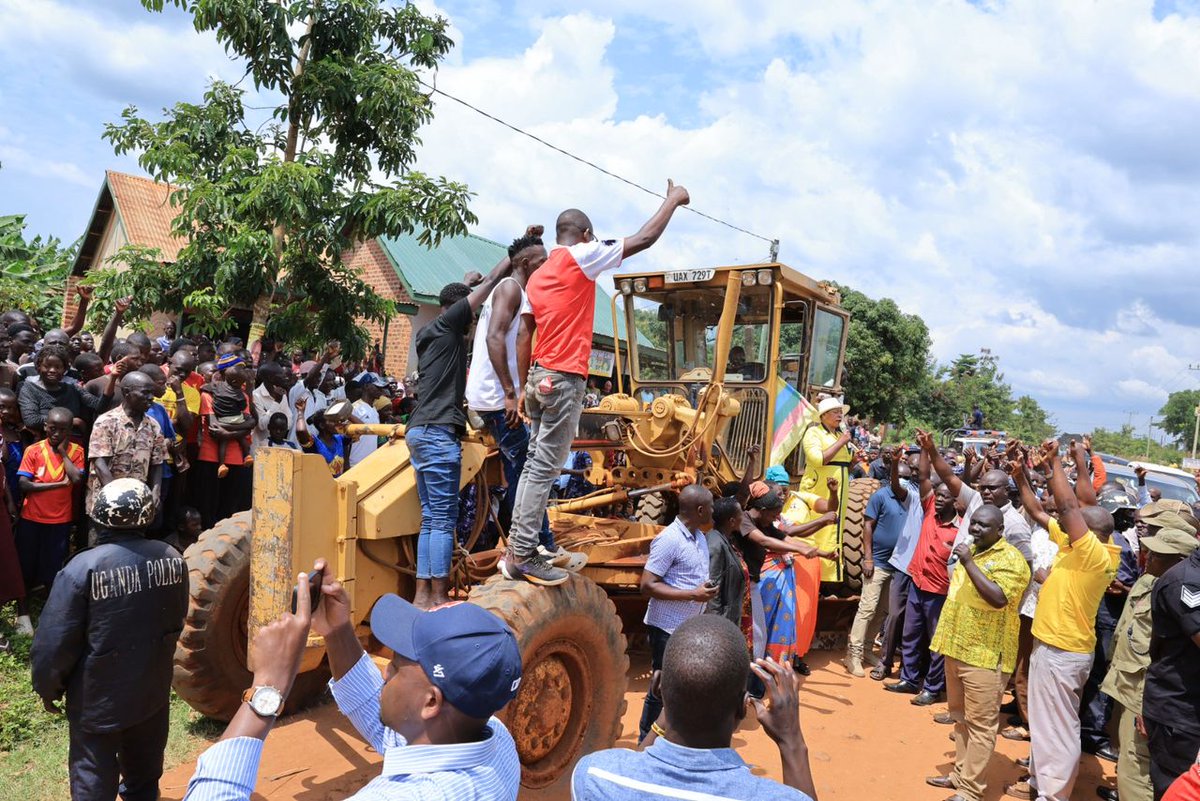 AnitahAmong's tweet image. After engaging with farming and fishing communities in Buyende District, i directed the local government to immediately start grading the Bugaya–Gwase Road, among other roads,  to ease transport of agricultural produce and improve access to markets and essential services.

I…