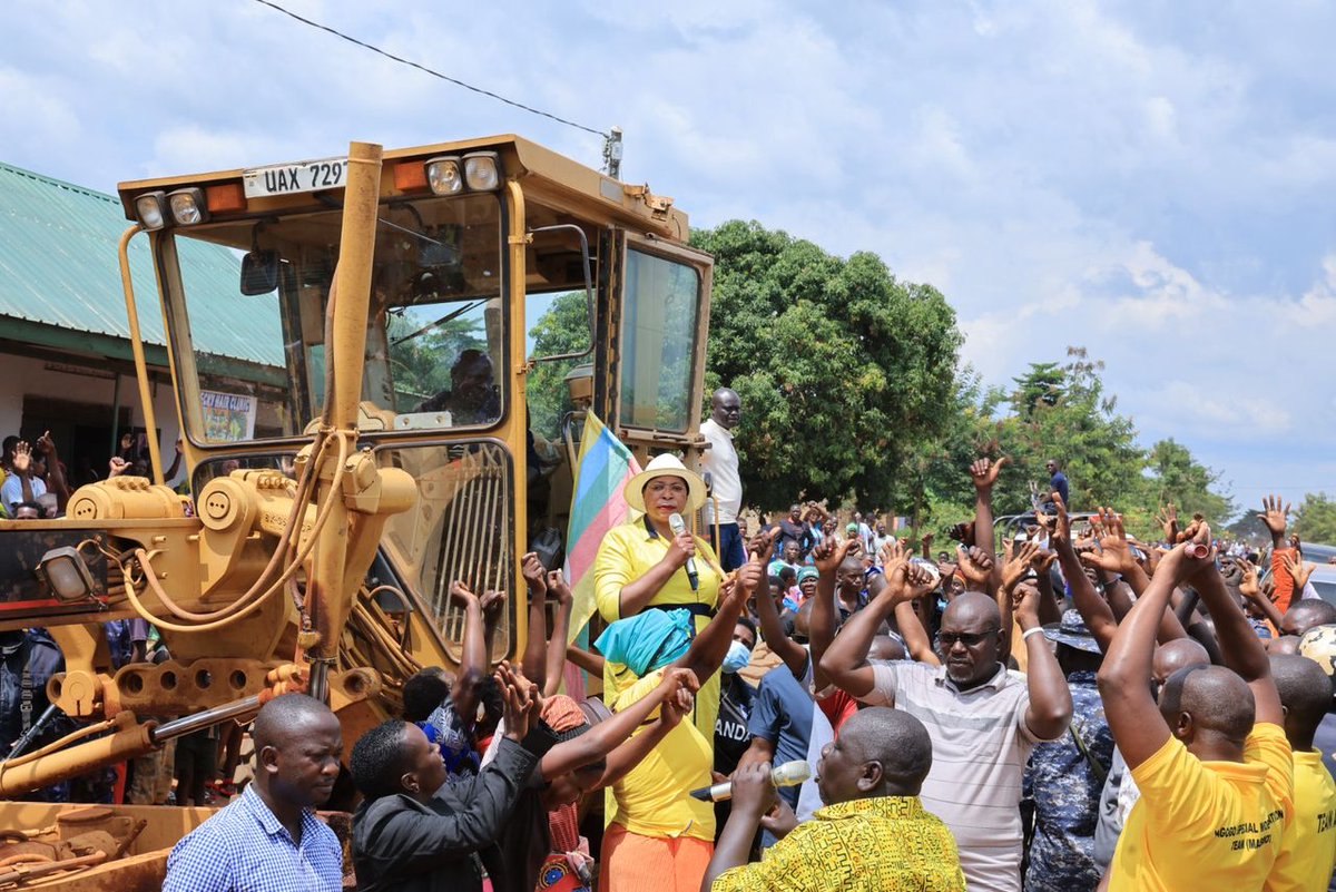 AnitahAmong's tweet image. After engaging with farming and fishing communities in Buyende District, i directed the local government to immediately start grading the Bugaya–Gwase Road, among other roads,  to ease transport of agricultural produce and improve access to markets and essential services.

I…