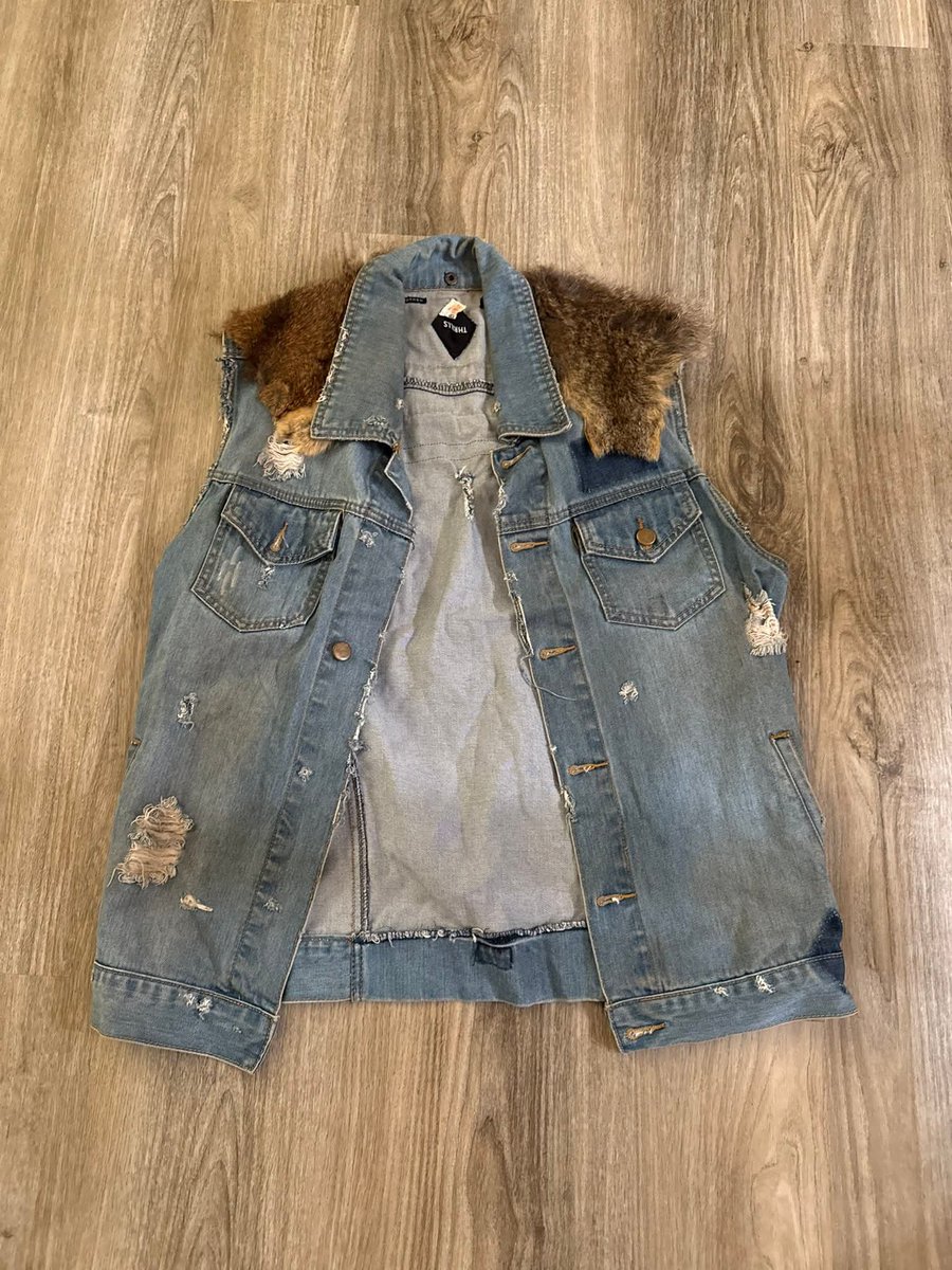 Ranger_Liz's tweet image. I love this stupid fur vest so much. What kills me the most is how relatively cheap it went for. I don't know how much the other guy would have went up, but I wouldn't have gone out when I did bc I figured it would be over 3k like those crazy prices last time. Painful lesson.
