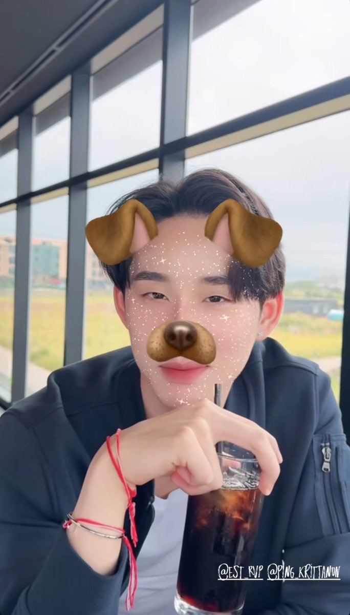 เอสจิ๋วกินอเมริกาโน่เย็น จิบกาแฟเกาหลียามบ่าย พร้อมเข้าแคมป์พี่โปโลแย้วคับบบ 🤏🏻✨💪🏻

CAMP POLO IN JEJU X EST D1

#RalphLaurenFragrances 
#CampPolo #est_rvp