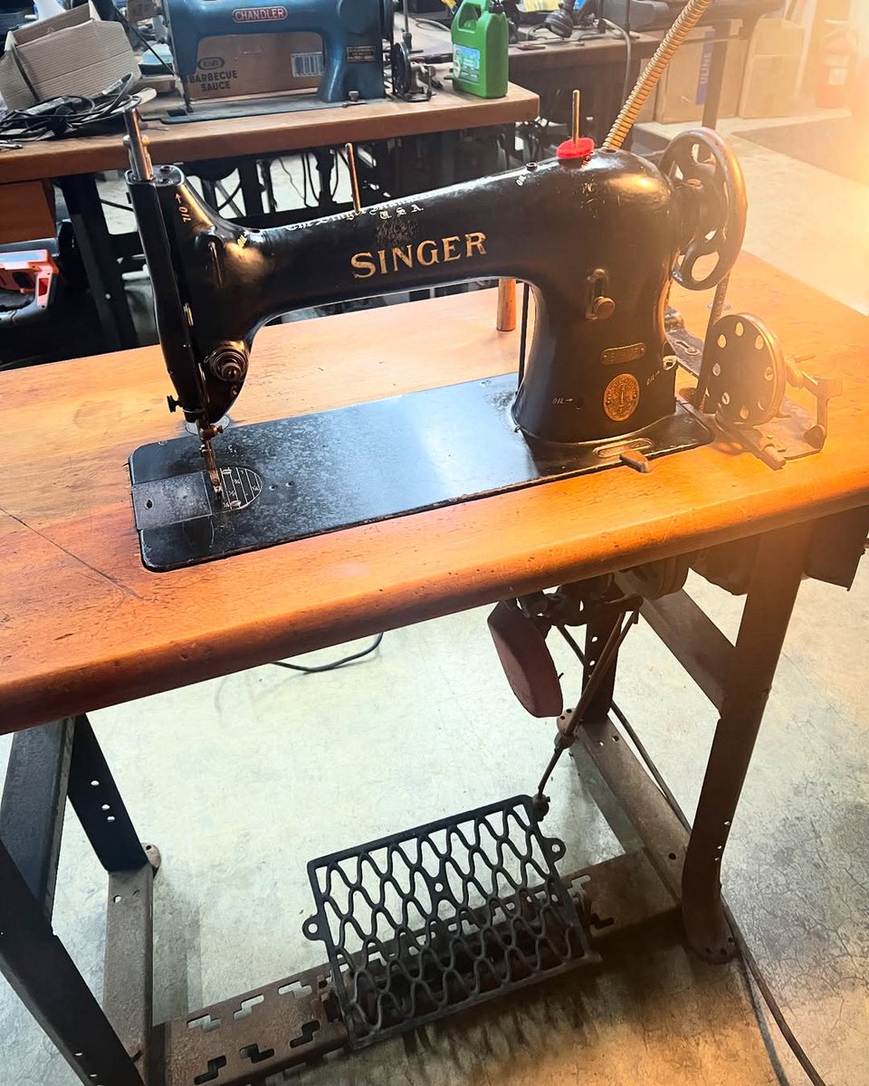 SingerSewingAus's tweet image. So lovely to spot this 1930 vintage SINGER sewing machine @payneleatherandtool! 🧵❤️
SINGER has been stitching memories since 1851 — and we’re proud to carry on the tradition with quality machines and expert advice.
👇 Tell us how old your SINGER is!
#SewWithSinger #SingerSewing