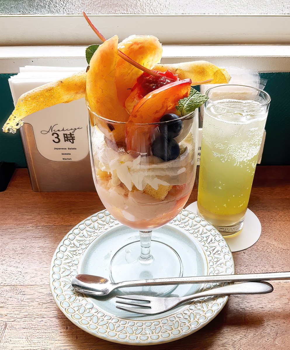 Todo_360's tweet photo. ＜西荻3時（西荻窪）＞
新作「ジャスミン香る桃園パフェ」は、芳しいジャスミン茶に漬けたしっとり甘い桃に、ルバーブ、ハスカップ、プラム、ブルーベリーの甘酸っぱさを合わせたグラスデザート。とりわけ豊かな風味のシャキシャキ食感のルバーブに驚く。他の桃パフェと一線を画すお茶アプローチは見事 https://t.co/5hLdUtdRAe