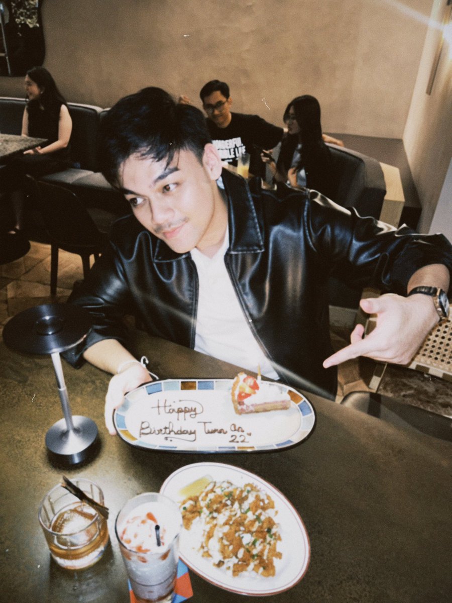 xcancerffy's tweet photo. i'm 22? https://t.co/MttsnwDSiP