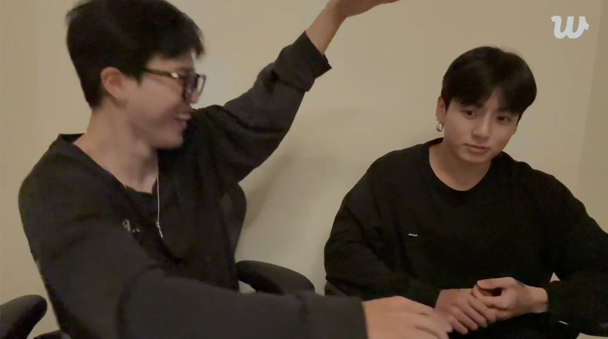 🐰: ทุกคนสบายดีกันรึเปล่าครับ สบายดีกันไหมครับ
🐥: ทุกคนวันนี้ผมดูโฮบี้ฮยองแสดงด้วยแหละ ผมคิดถึงทุกคนมากเลยครับ เลิศมากเลย
🐰: ตอนนั้นผมหลับอ่ะ ก็เลยไม่ได้ดู
🐥: ที่นี่มันมี.. สกรีนไรนั่นมันเรียกว่าไรแล้วนะ อันนั้นอ่ะที่ยิงแสงออกมา อ้อ! โปรเจ็กเตอร์ 55