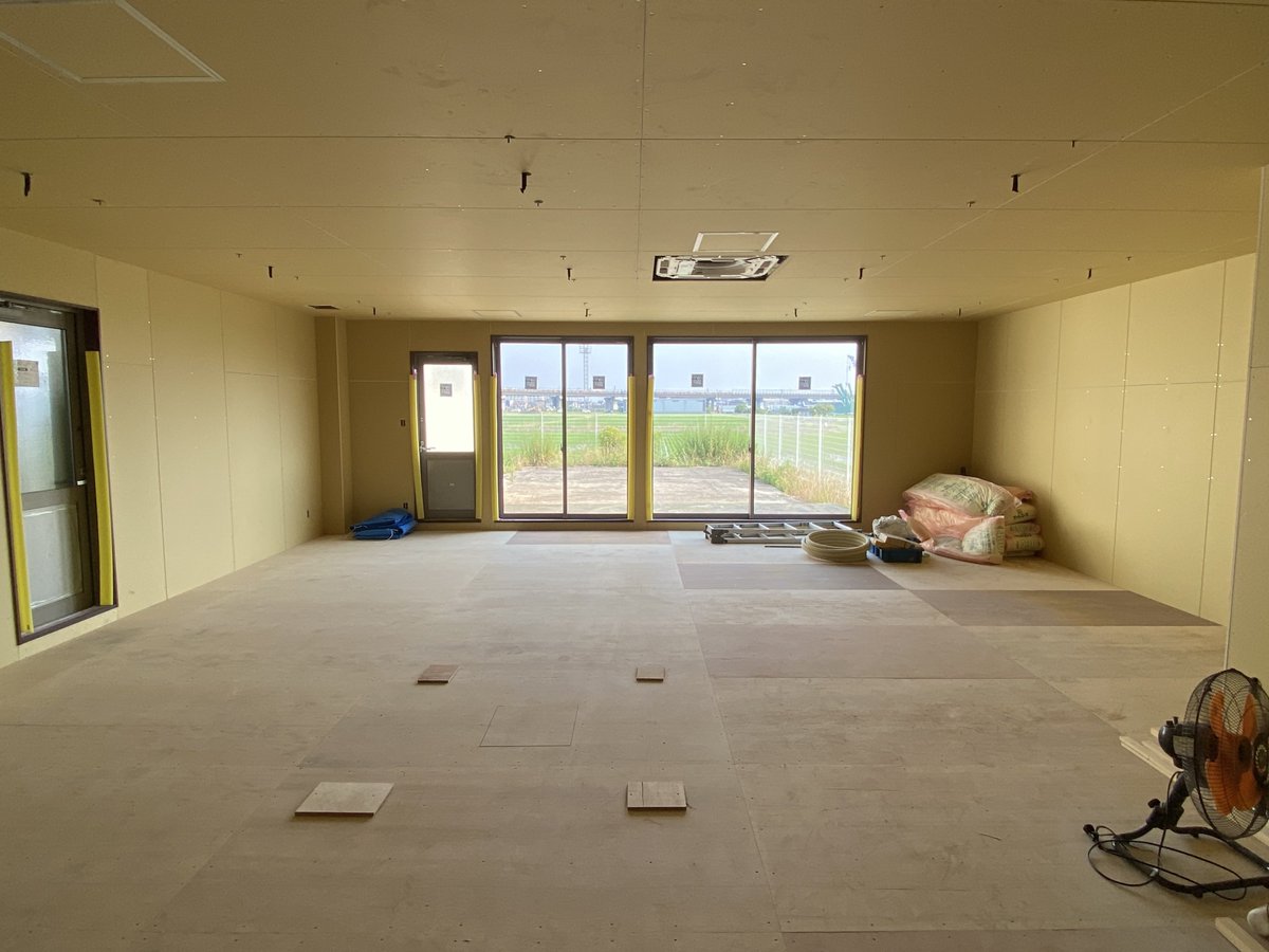 ビッグウェーブ新会議室、リフォーム工事が順調に進行中！🐳
先日ついにドアと壁が設置され、完成形が見えてきました✨🚪
（中の人はまだ壁紙や床材を見ていませんが…おしゃれな内装になってるといいなぁ～と密かに期待中）

完成は7月末～8月上旬を予定しています！
続報もお楽しみに🎉