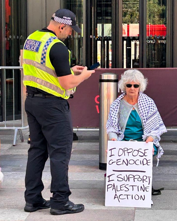 George Monbiot showing how lack of punctuation which might upset the Grammar Police, but will mean even our badly run &amp; regulated police can't arrest you (or will not get you charged under the Terrorism Act)...
