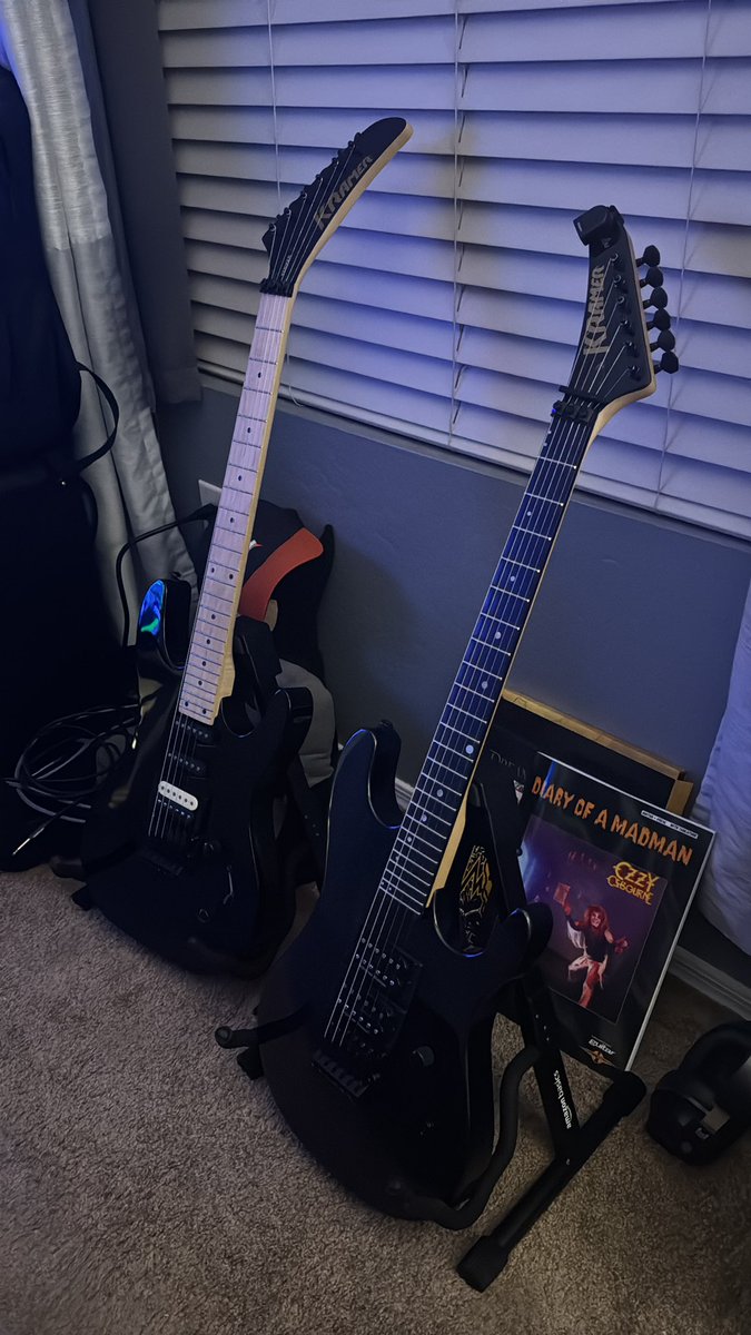 ShredOneUp's tweet photo. In the bedroom… time for a bit of late night practice… https://t.co/KEnXXsmyop