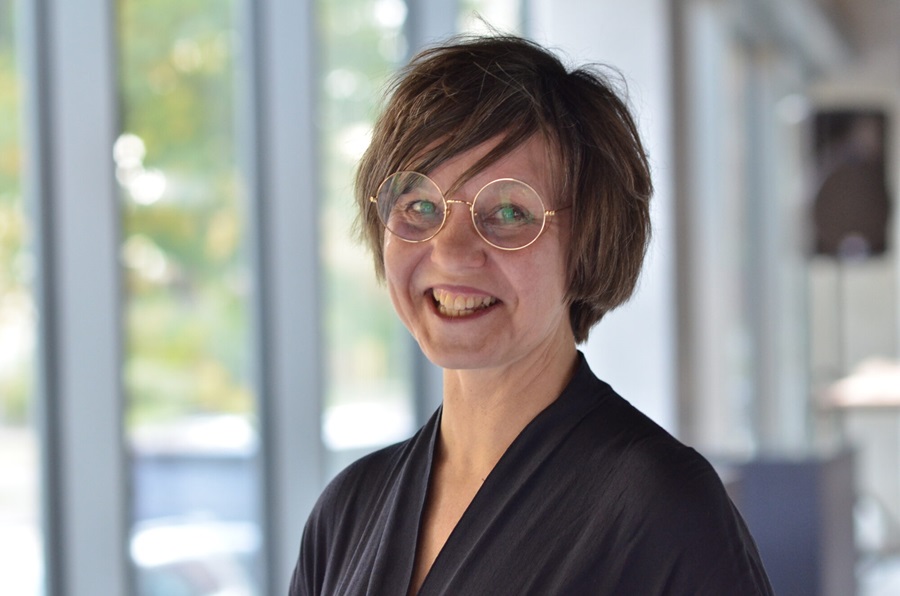 Jau neatgriezeniski ilgi Liepājas pilsētbūvniecību virza vara, nevis kompetence, komunālie apsaimniekotāji, mehāniķi un rallisti, nevis pilsētvides dizaineri, arhitekti un plānotāji, raksta arhitekte un žurnāliste Indra Ķempe. Lasiet viņas atbildi Gvido Prinča rakstam: