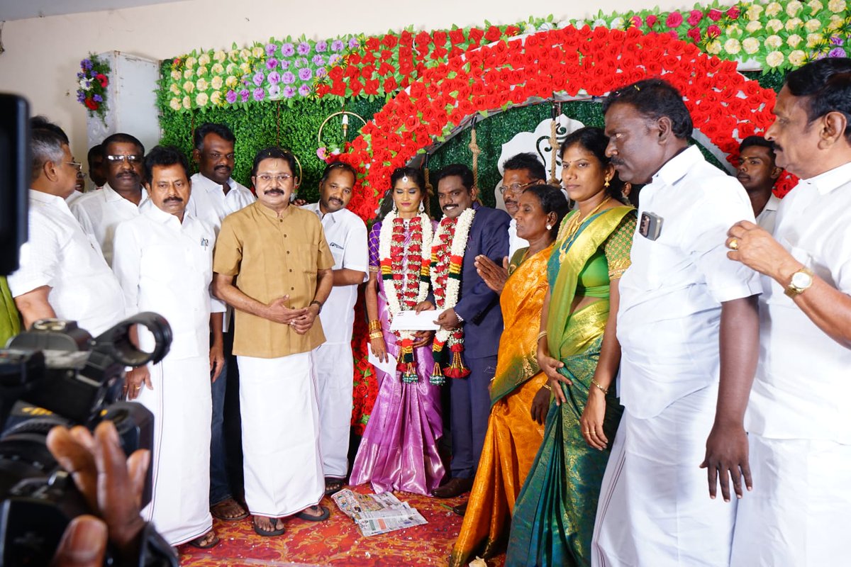 #வாழ்த்துக்கள்

கழகப் பொதுச்செயலாளர் திரு. #TTVDhinakaran அவர்கள்

விழுப்புரம் தெற்கு நகர கழக செயலாளர் திரு. ஆனந்த் சீனிவாசன் அவர்களின் திருமண விழாவில் கலந்து கொண்டு மணமக்களை வாழ்த்தினார்கள்.