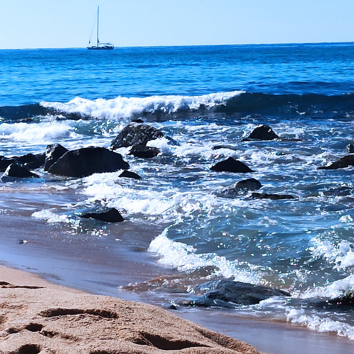 caledelspagesos's tweet image. "De la mar el bon peixó, i de la terra el bon moltó".
"En mar i amors, hi entraràs quan voldràs i en sortiràs quan podràs".
"La mar pel mariner, i la terra pel masover".
"L'aigua del mar cura tots els mals".
"Quan la mar fa illetes, cap a terra barquetes".