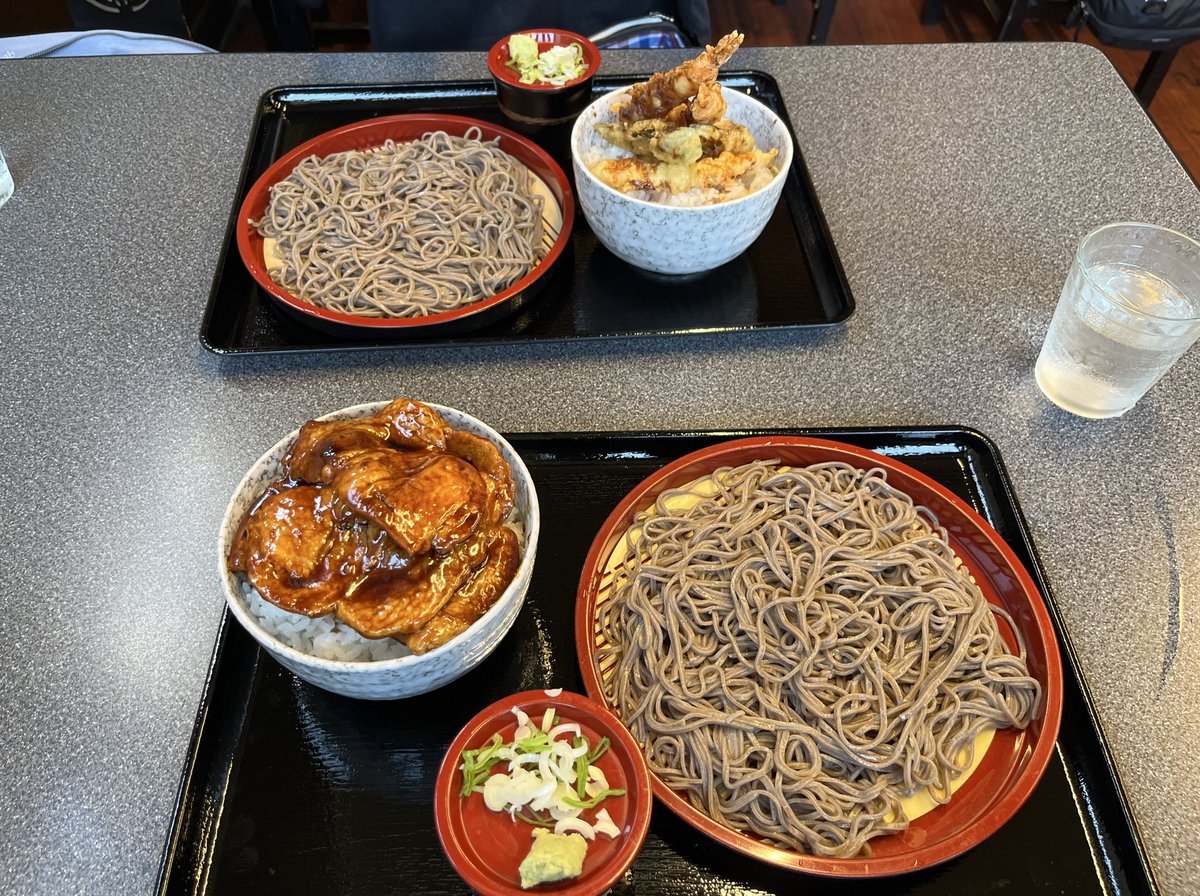 masyu41's tweet image. 日本一寒い町で涼んで…🥵アレ?
あいおいにソフトクリームにドボンしたクマヤキがあると聞いて来たが
森田屋さんで食べたセットがあまりに大盛りすぎて
お腹いっぱいでクマヤキ食べれない🤢