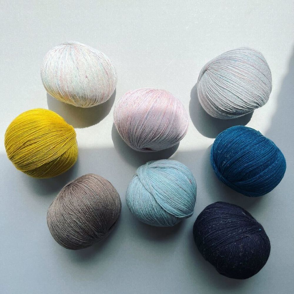 KeitoShop's tweet image. 【布博in京都】8/9-11　Keitoブースの商品を紹介①
・うるり
Keitoオリジナルの中でも人気の中細糸。ウエア、ソックスやショールにもオススメ！
・アルプダズル
様々な素材が繋がっているファンシーヤーン
・Hedgehog Fibres
鮮やかな色合いが楽しいアイルランドの手染め糸。
kamihaku.jp/202508nunohaku/