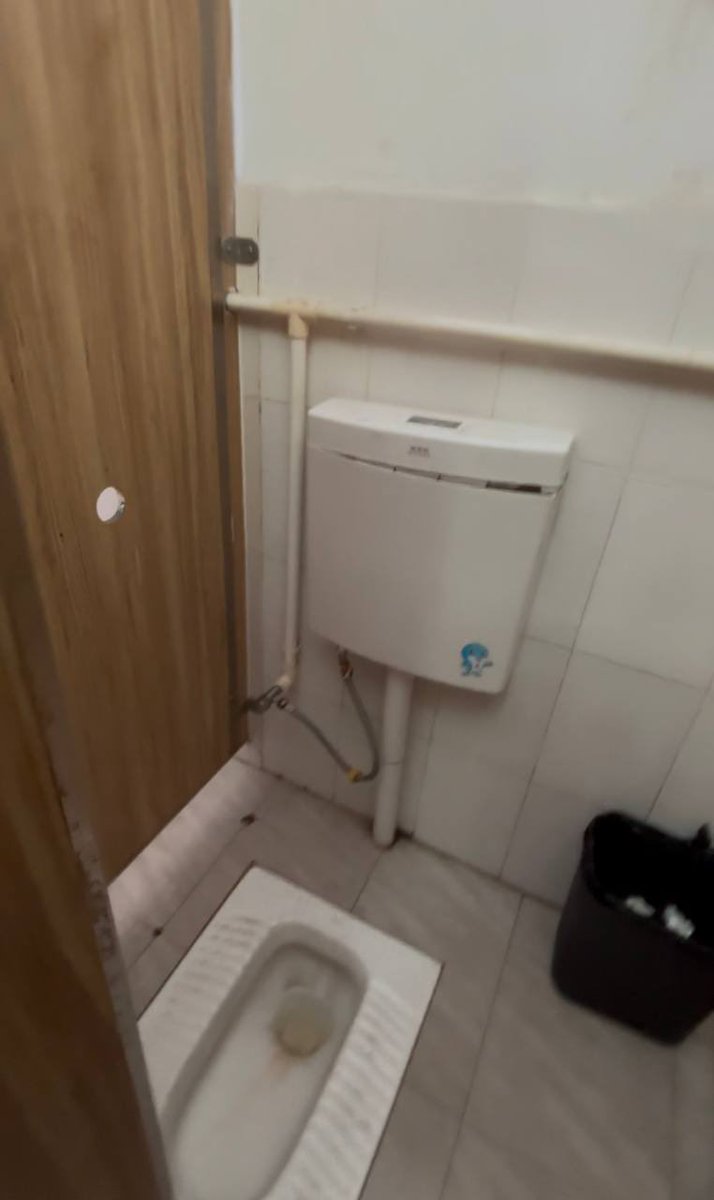 #珠海鸟洞

 导航至珠海南洋海景酒店即可，酒店北门对面设有公共卫生间，男厕位于二楼，最后2格有洞

#珠海鸟洞 #南洋酒店鸟洞 #珠海香洲鸟洞