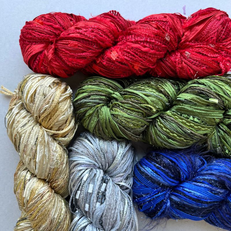 KeitoShop's tweet image. 【布博in京都】8/9-11　Keitoブースの商品を紹介①
・うるり
Keitoオリジナルの中でも人気の中細糸。ウエア、ソックスやショールにもオススメ！
・アルプダズル
様々な素材が繋がっているファンシーヤーン
・Hedgehog Fibres
鮮やかな色合いが楽しいアイルランドの手染め糸。
kamihaku.jp/202508nunohaku/