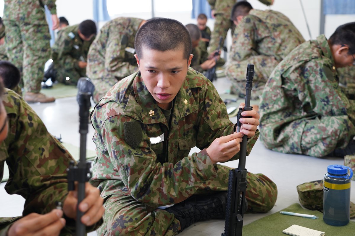 jgsdf_gcc_ardb's tweet image. 【相浦新隊員教育③】
#第1水陸機動連隊 は、新隊員後期教育を実施中です。写真は20式5.56mm小銃の分解・結合の様子です。小銃を正しく取扱うために、何度も分解・結合動作を繰り返し、機能点検まで実施しました。水陸機動団普通科隊員として必要な能力を高めていきます。
#水陸機動団
