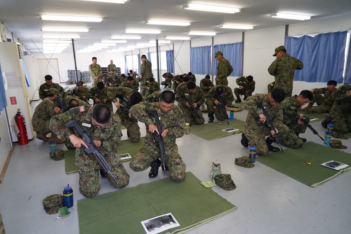 jgsdf_gcc_ardb's tweet image. 【相浦新隊員教育③】
#第1水陸機動連隊 は、新隊員後期教育を実施中です。写真は20式5.56mm小銃の分解・結合の様子です。小銃を正しく取扱うために、何度も分解・結合動作を繰り返し、機能点検まで実施しました。水陸機動団普通科隊員として必要な能力を高めていきます。
#水陸機動団
