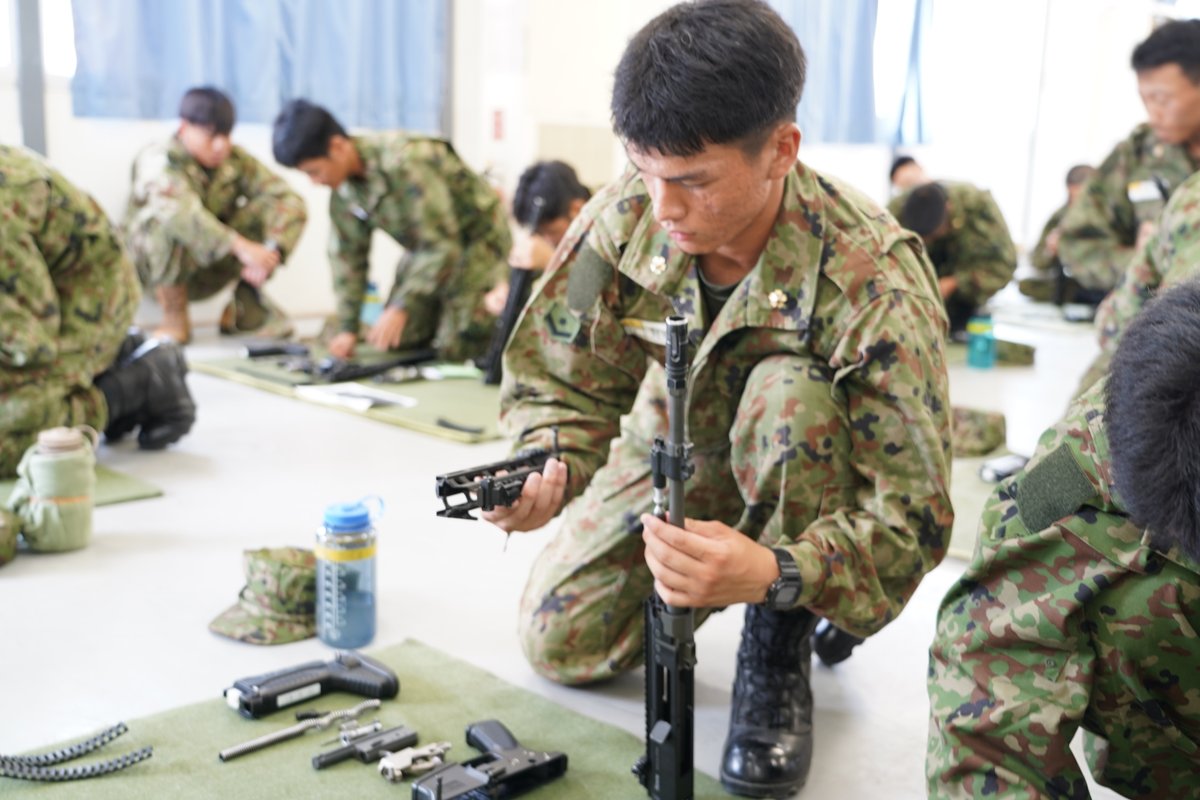 jgsdf_gcc_ardb's tweet image. 【相浦新隊員教育③】
#第1水陸機動連隊 は、新隊員後期教育を実施中です。写真は20式5.56mm小銃の分解・結合の様子です。小銃を正しく取扱うために、何度も分解・結合動作を繰り返し、機能点検まで実施しました。水陸機動団普通科隊員として必要な能力を高めていきます。
#水陸機動団