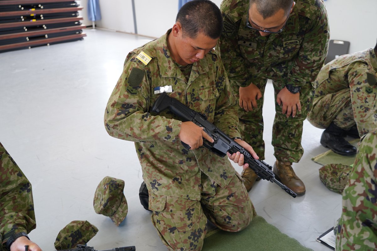 jgsdf_gcc_ardb's tweet image. 【相浦新隊員教育③】
#第1水陸機動連隊 は、新隊員後期教育を実施中です。写真は20式5.56mm小銃の分解・結合の様子です。小銃を正しく取扱うために、何度も分解・結合動作を繰り返し、機能点検まで実施しました。水陸機動団普通科隊員として必要な能力を高めていきます。
#水陸機動団