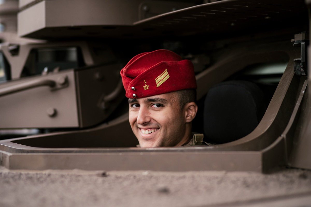 CEMAT_FR's tweet image. Ils sont légionnaire, marsouin, dragon, spahi, pilote d’hélicoptère ou élèves en formation.
Ce matin, sur les Champs-Élysées, ils seront les visages d’une @armeedeterre #DeCombat fière de servir la France.
#14Juillet
