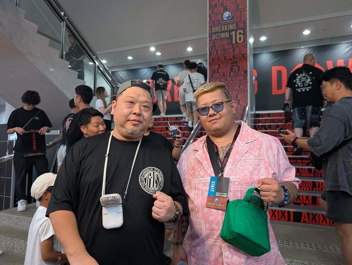 tomoki_scooter's tweet photo. 昨日はブレイキングダウン16大阪大会に行ってきました。推しの選手(メカくんとぶーちん)と写真撮れたし良かったです。楽しみにしてた飯田の試合が消滅したりその他の試合はしょっぱいの多かった印象ですね。その他試合中会場ウロウロしてたら選手がフラフラしてたりとかありました。
#BD16 https://t.co/ypeSNRLyJt