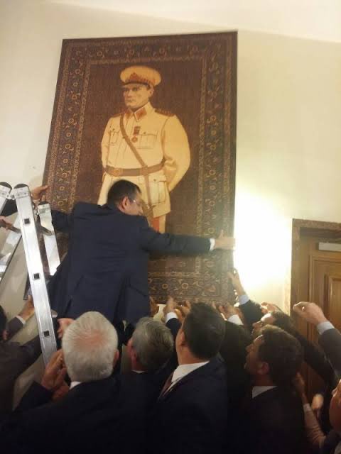 TBMM’de tadilat bahanesi ile indirilip bir daha asılmayan Atatürk portresini, meclis polisiyle kavga edip duvara tekrar asan kişi Özgür Özel’dir.