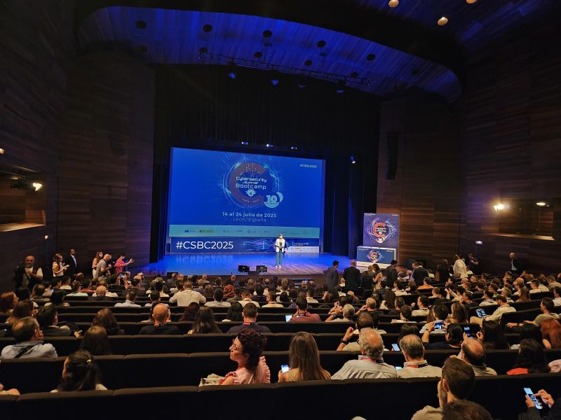ESPDEF_CERT's tweet image. 🔷𝗜𝗻𝗮𝘂𝗴𝘂𝗿𝗮𝗰𝗶ó𝗻 𝗱𝗲𝗹 𝗦𝘂𝗺𝗺𝗲𝗿 𝗕𝗼𝗼𝘁𝗰𝗮𝗺𝗽 𝗼𝗿𝗴𝗮𝗻𝗶𝘇𝗮𝗱𝗼 𝗽𝗼𝗿 @INCIBE 🔷
Un programa formativo de alto nivel que reúne a profesionales del sector para reforzar capacidades frente a las amenazas digitales más complejas.
#SummerBootcamp #Ciberdefensa