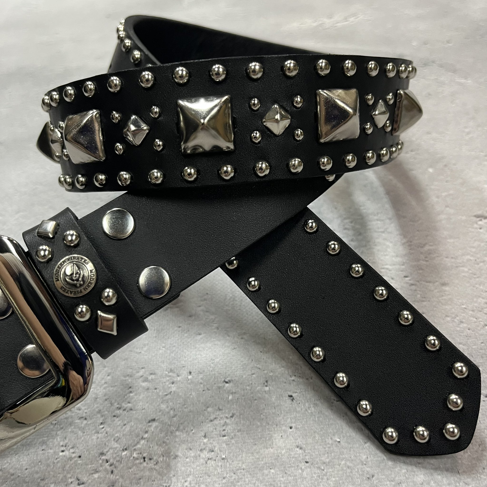 Modern Pirates モダンパイレーツ コーンスタッズベルト　レザー モダンパイレーツ - MODERN PIRATES ON LINE SHOP
