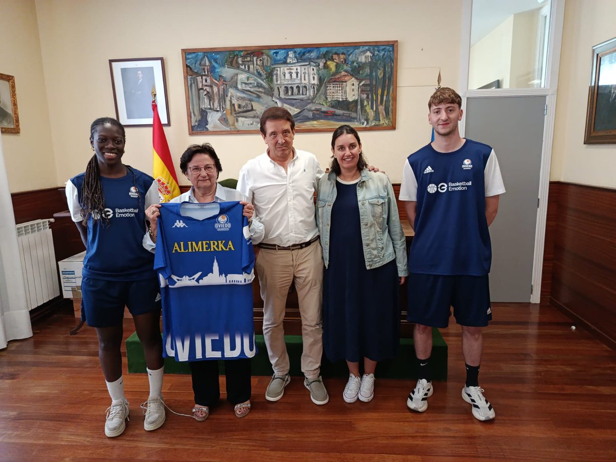 oviedocb's tweet image. Hoy hemos sido recibidos en el Ayuntamiento de Allande por la alcaldesa Mariví López y el teniente de alcalde Aniceto Álvarez.
Gracias por su apoyo y por cedernos el polideportivo y la piscina municipal para complementar el Campus del Alimerka Oviedo Baloncesto en el concejo.