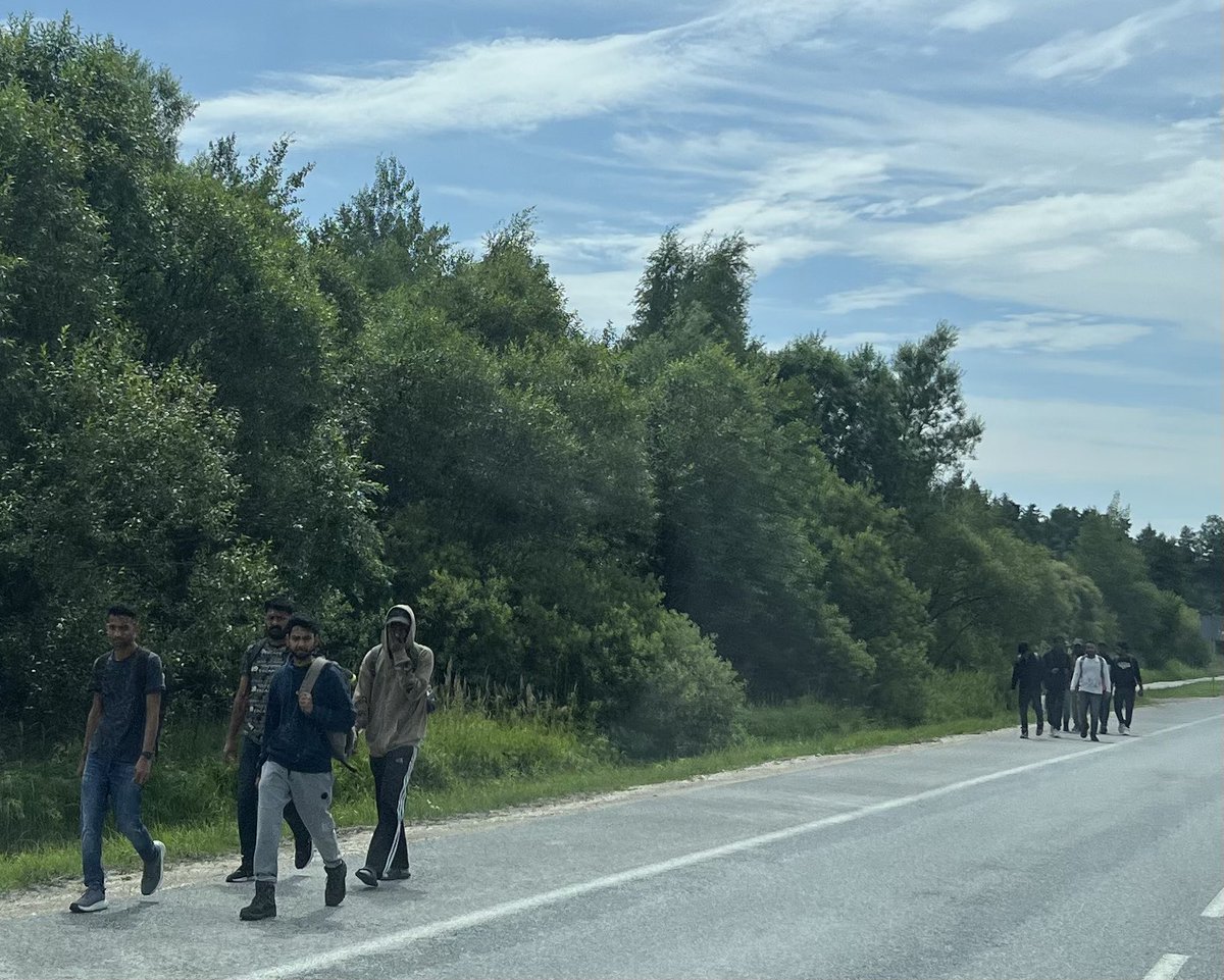 Polska, teraz.

Oni tylko ido, nikomu nie robio krzywdy.

Lekarze, ekonomiści, fryzjerzy, laureaci Medalu Fieldsa.