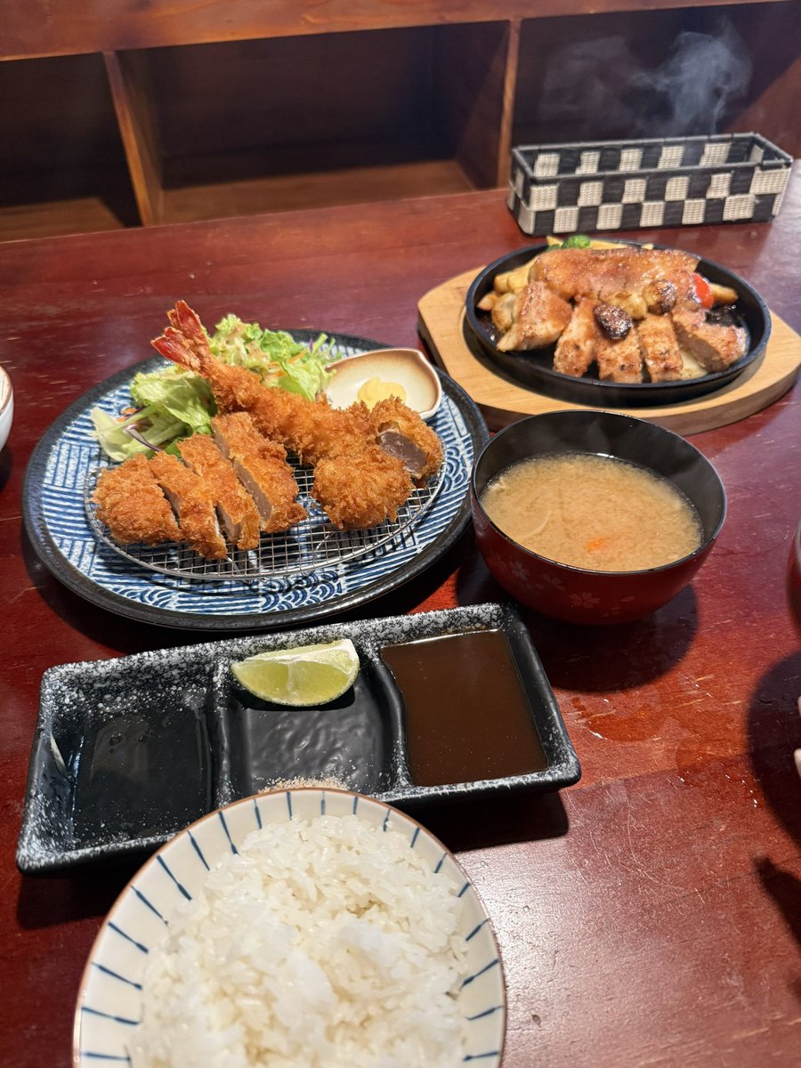 BizConnectorjp's tweet photo. ランチにガッツリ🍤🍖
トンテキ最高
ご飯も味噌汁も完璧。

https://t.co/LCQRELhpvY

#ランチ巡り #和食最高 #揚げ物中毒 #今日のご褒美飯 #ニートの贅沢飯 https://t.co/tiIM2vu122