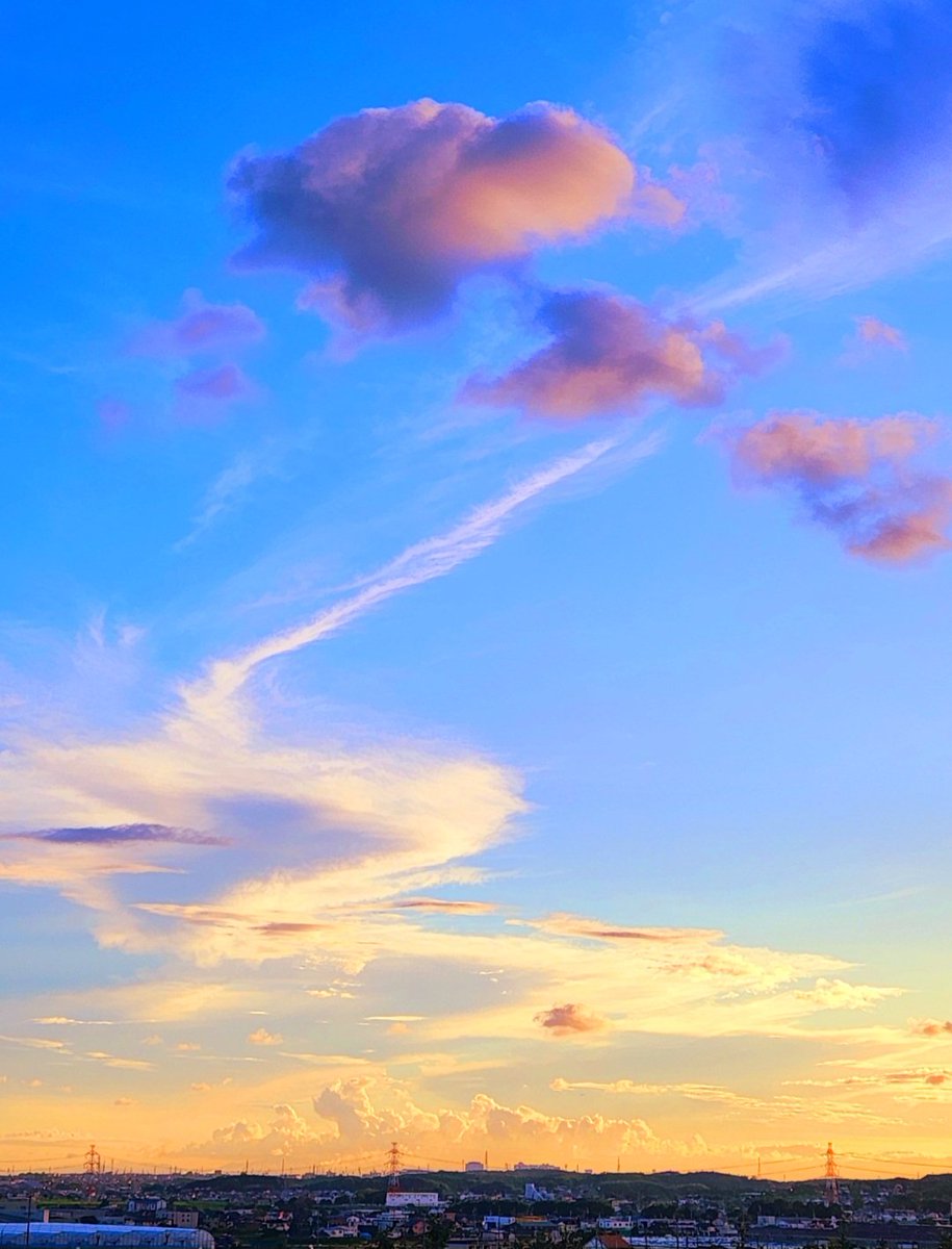 rz7j2xMw3q29104's tweet image. お疲れ様です✨
今日は夕方から雨…
なので、先週の綺麗な夕空をお届けします🙋
「優しい夕焼け雲に癒されて❇️」
天まで届きそうな細い雲、赤く染まった黒い雲が神秘的でした✨
こちら東海地方は今晩、線状降水帯が発生する可能性があるとか😱
台風、大雨の被害が出ないことを切に願っています✨