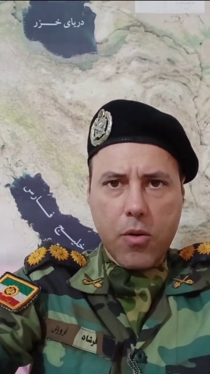 در ارتش ایران برای رسیدن به درجه سرهنگ تمامی باید حدودای پنجاه سال سنت باشه، این مادرجنده همه چیش فیکه، از رو درجه های رو شونش که برای لباسش زار میزنه و اسم سانتی مانتال فیکش معلومه که از کونبچه های بسیجه 😂😂