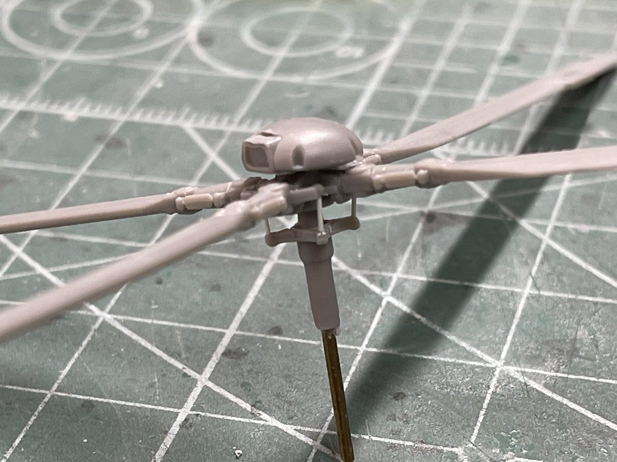 wizard03_765's tweet image. 1/144 AFH-02B ヘルハウンド
メインローターシャフトは0.9mm真鍮線を通して強度アップ。スワッシュプレートからローターへのロッドを0.3mmプラ棒で追加(^^)
#パトレイバー
#パト2