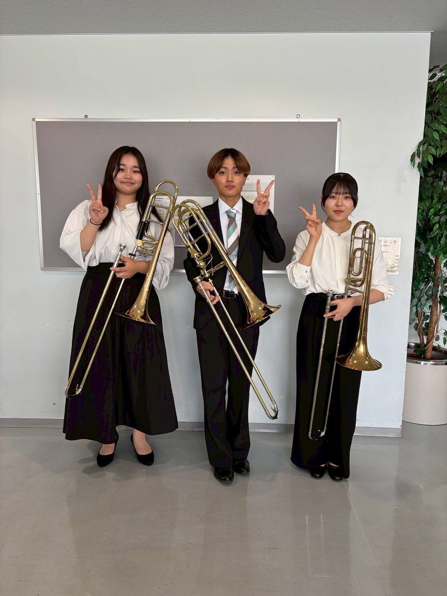 oku_trombones's tweet photo. 7/13 (日)柏原市青少年吹奏楽音楽祭
@柏原 リビエールホール

青少年音楽祭、無事終演しました！
大教大としての単独ステージの他、中学生との合同にも参加しました。

ボーン専攻から、1.2年生の3人が出演しました！(疲れが滲み出てますね…！)

次は7/26土 大学K-201にてOCサマーコンサートです！ https://t.co/3Sx8vivEqg
