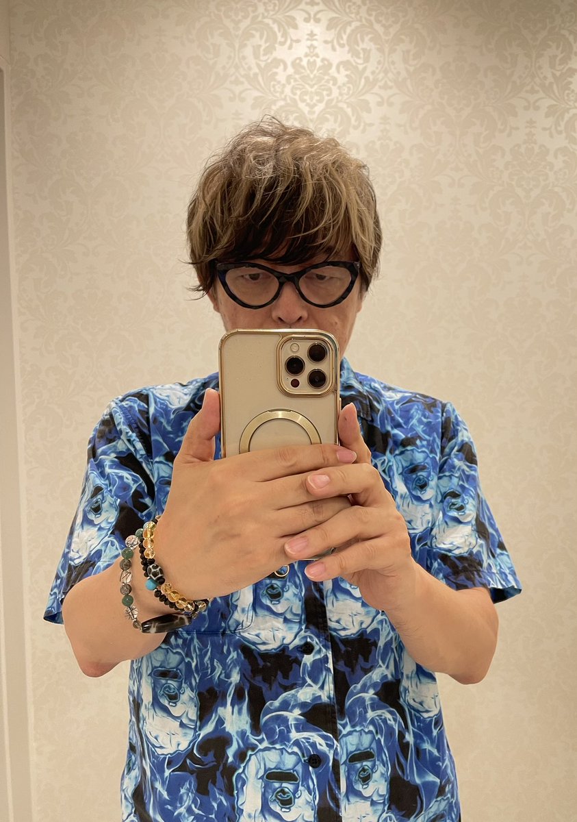 今日は初めてのネットサイン会でした。
中国のファンの方々にむけての。ファンの方々のコレクション200枚にサイン。
それからその場でコミッションと、なかなかハイカロリーなイベントでした。参加した中国のファンの方々、喜んでくれたかなぁ。ありがとうございました😊 