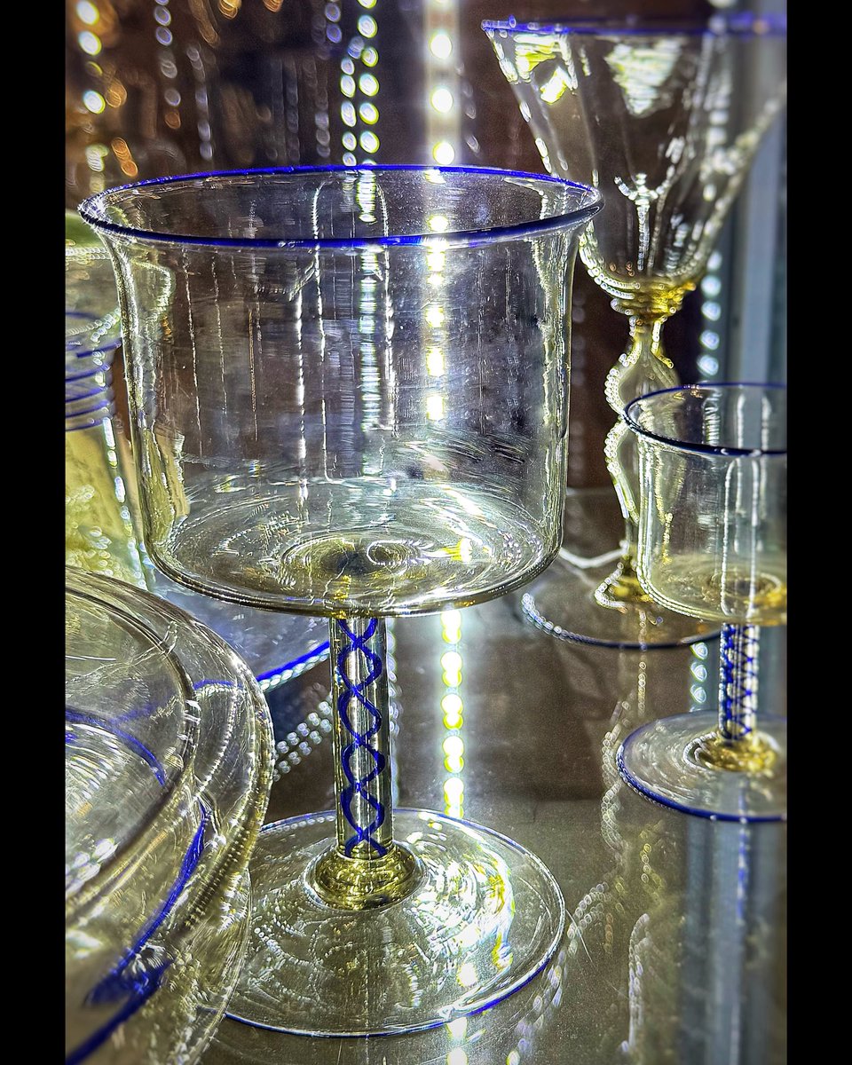 Essential lines, liquid reflections, a design that gives space to light ✨

#venise #venice #venezia #venecia #venedig #venetië #veneza #ונציה #베네치아 #ヴェネツィア #威尼斯 #antiquariato #antiques #antiquestore #antiquitäten #glass #muranoglass #vittoriozecchin