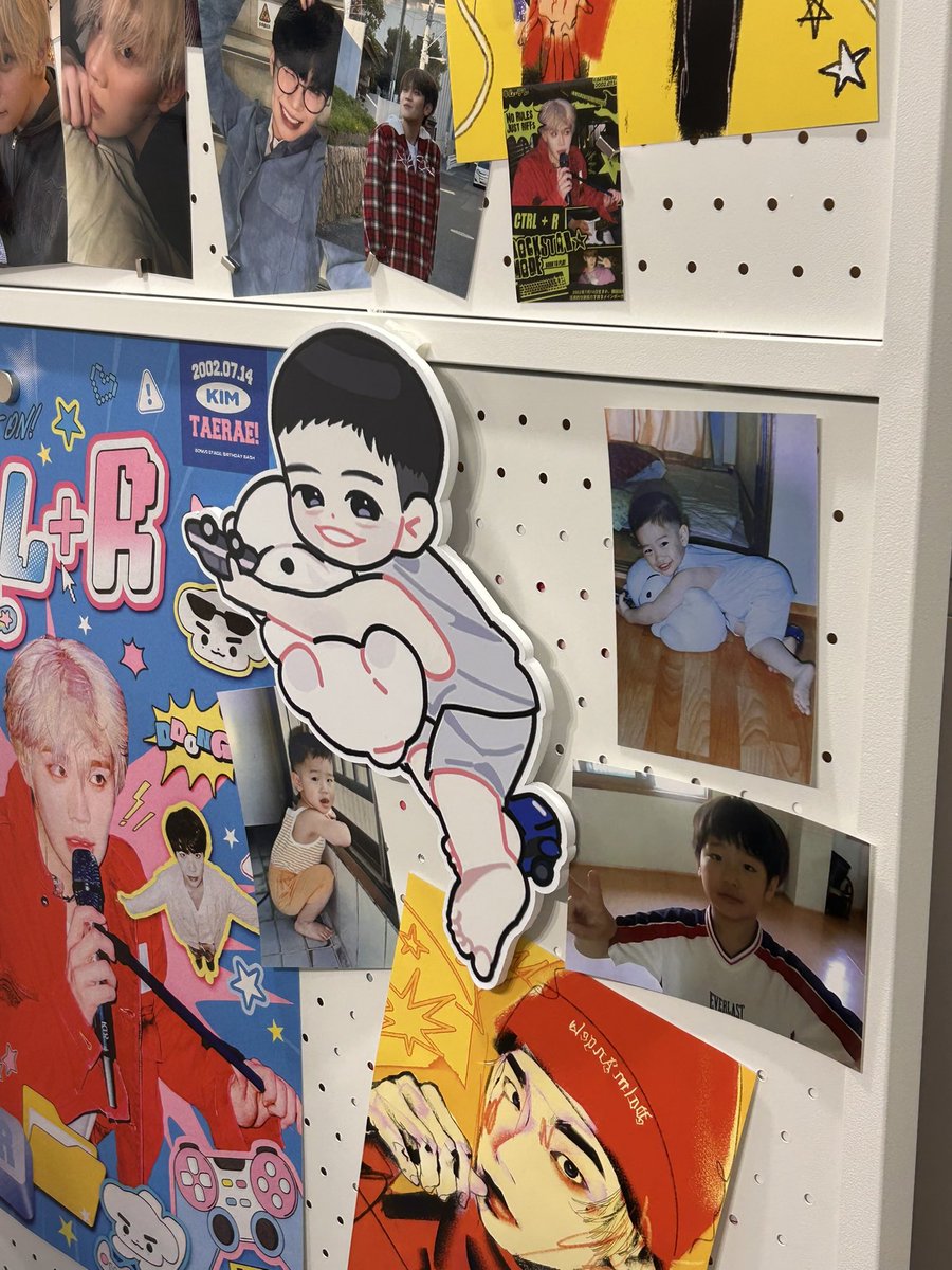 오픈시간 맞춰서 입장한 초깜찍 생일카페! 선착특전 타올슬로건이 너무 예뻐요❤️ 럭드 5번 했는데 5개 전부 다른 거 뽑는 럭키꿀타래가되🍀 구석구석 자리한 애기태래가 너무너무너무너무 귀여웠어요 귀여운게 최고야 (๑>◡<๑)

#마더태래사_접속중