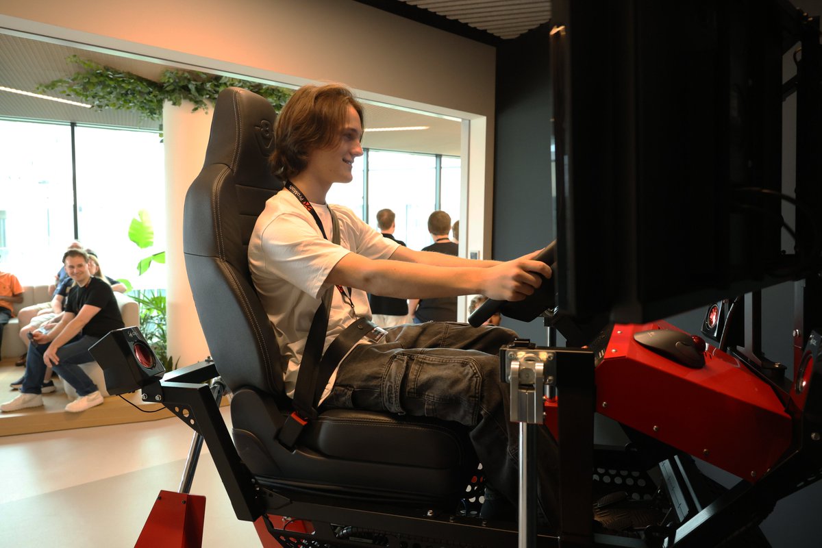 SCSsoftware's tweet image. Last Friday, we had the pleasure of hosting the @ProModsETS2 team! 🤝

We gave them a tour of our office, let them try the 4D motion simulator, and held a collaborative talk between our map design teams where we exchanged tips and feedback. We had a great time, thanks for coming!