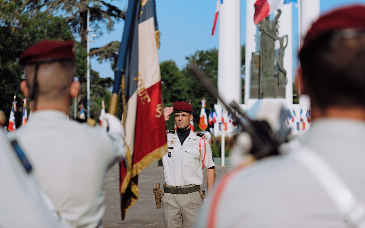 17eRGP's tweet image. #SoldatsDeFrance 🇫🇷

Nos sapeurs-paras du #17RGP étaient présents pour le #14juillet2025. 

Après la cérémonie, nos sapeurs-paras avec le COL Akil à leur tête, ont défilé devant les Montalbanais venus en nombre. 

Pour terminer en beauté, un saut de démonstration a été réalisé.
