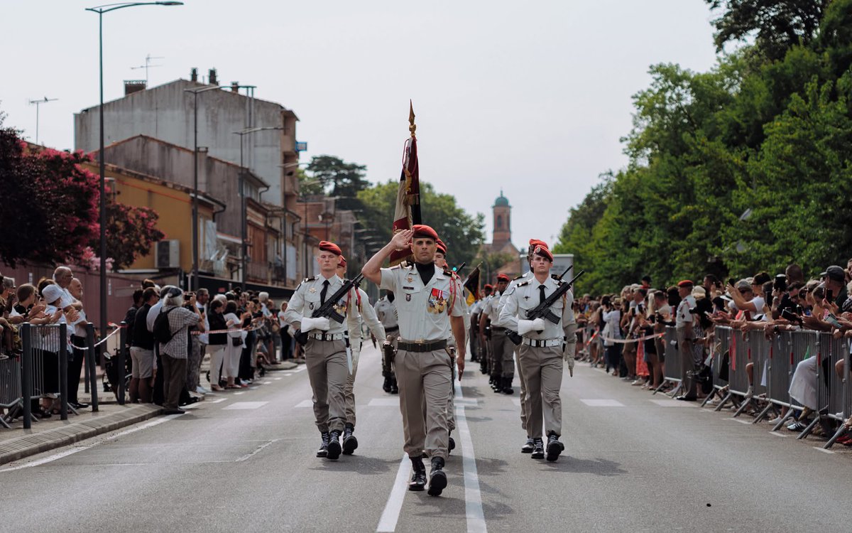 17eRGP's tweet image. #SoldatsDeFrance 🇫🇷

Nos sapeurs-paras du #17RGP étaient présents pour le #14juillet2025. 

Après la cérémonie, nos sapeurs-paras avec le COL Akil à leur tête, ont défilé devant les Montalbanais venus en nombre. 

Pour terminer en beauté, un saut de démonstration a été réalisé.