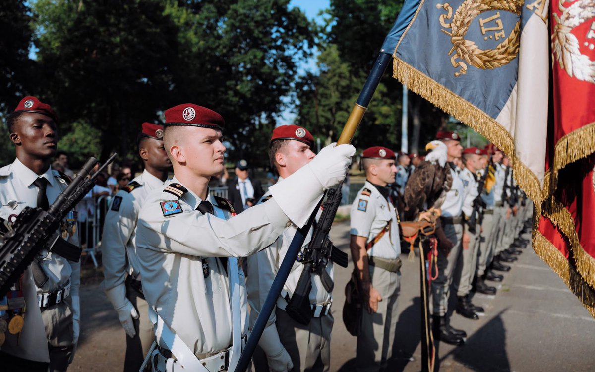 17eRGP's tweet image. #SoldatsDeFrance 🇫🇷

Nos sapeurs-paras du #17RGP étaient présents pour le #14juillet2025. 

Après la cérémonie, nos sapeurs-paras avec le COL Akil à leur tête, ont défilé devant les Montalbanais venus en nombre. 

Pour terminer en beauté, un saut de démonstration a été réalisé.