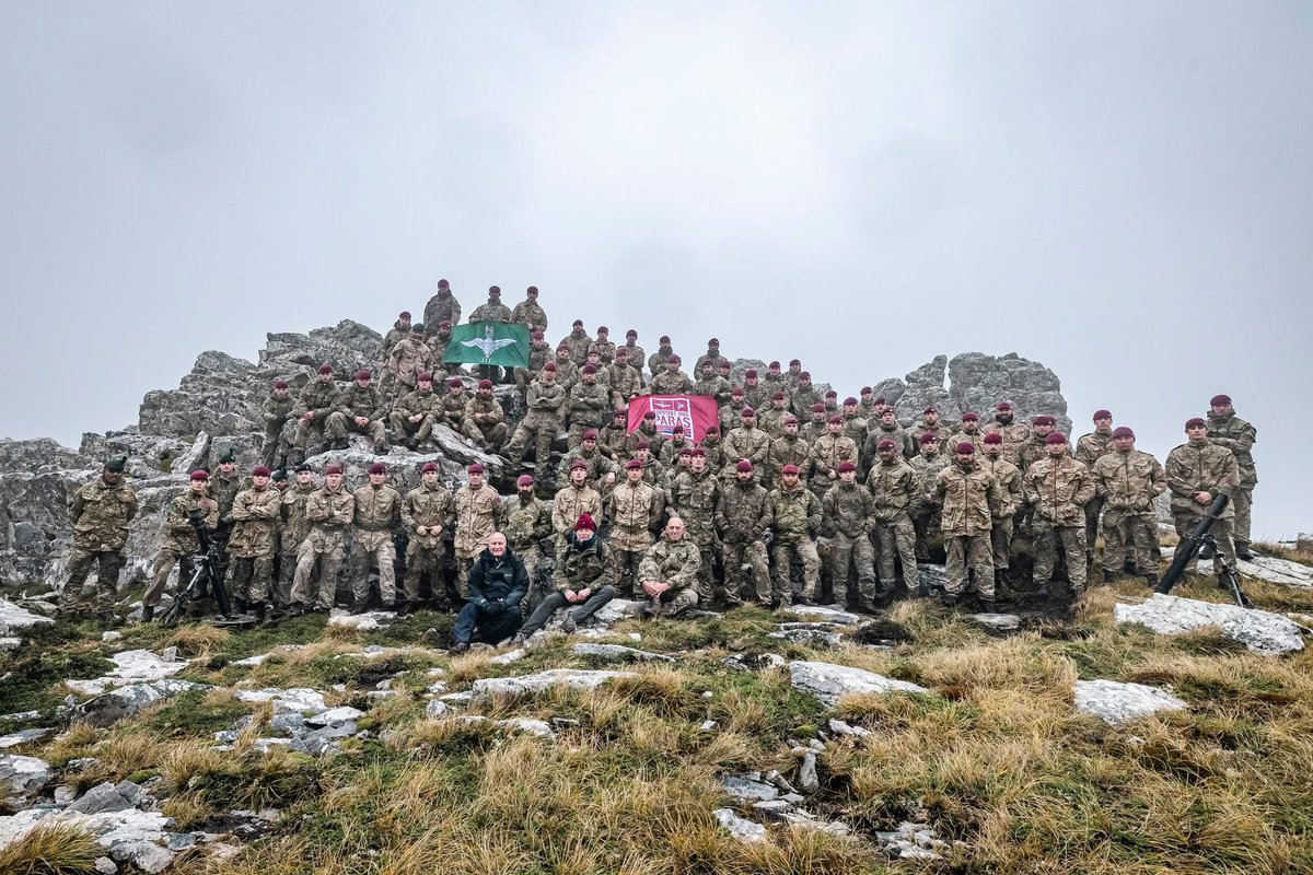 16AirAssltBCT's tweet image. Learning lessons from past conflicts to shape preparations for future operations.
Deployed as the Falkland Islands Roulement Infantry Company, A Coy 3rd Bn @TheParachuteReg hosted three veterans of the 1982 conflict for a battlefield study at Mount Longdon.
